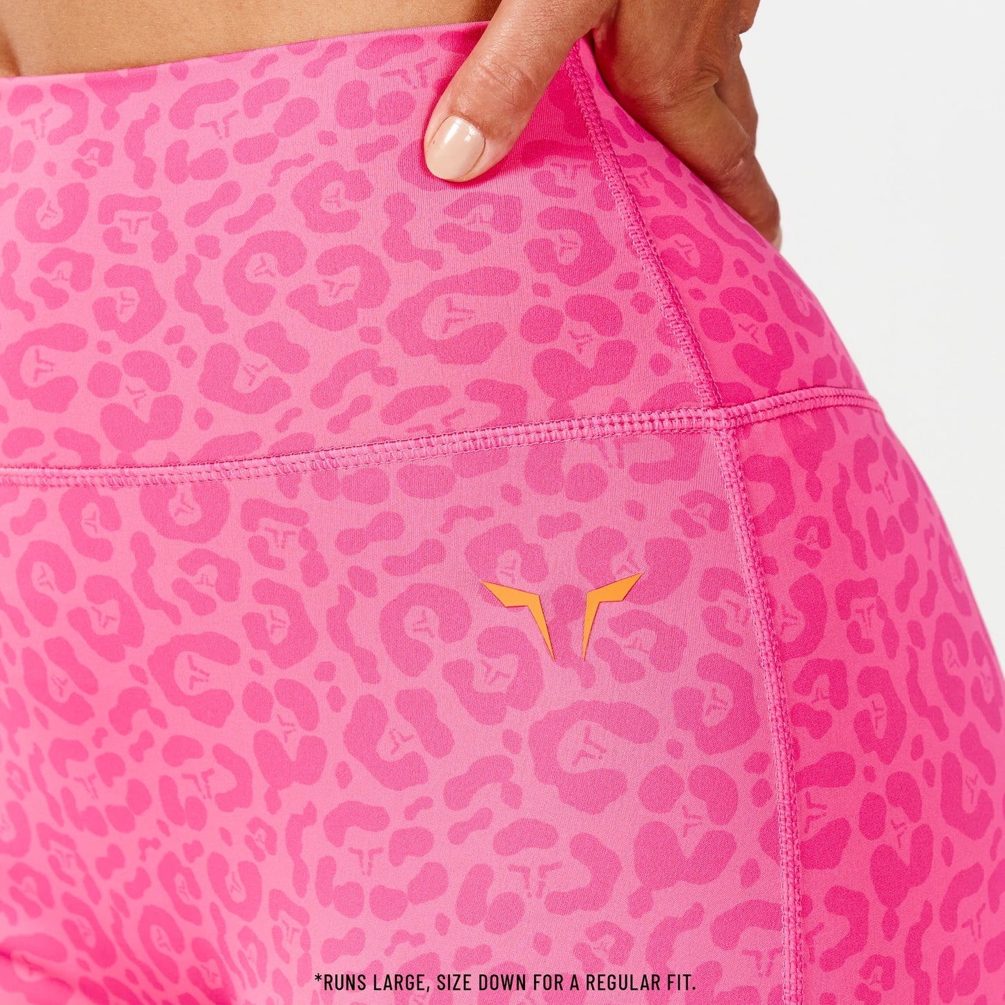 بنطال ضيق أجايل آكت من كور - طبعة وردي فاقع