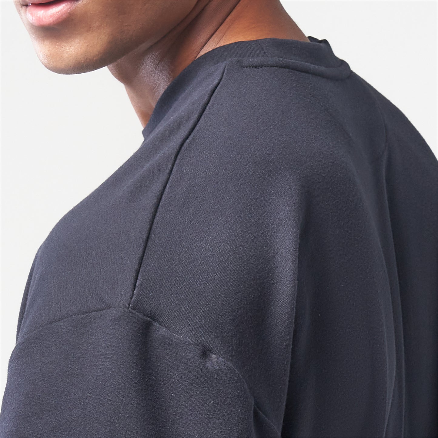 ايسينشال تيشيرت فضفاض -أسود 