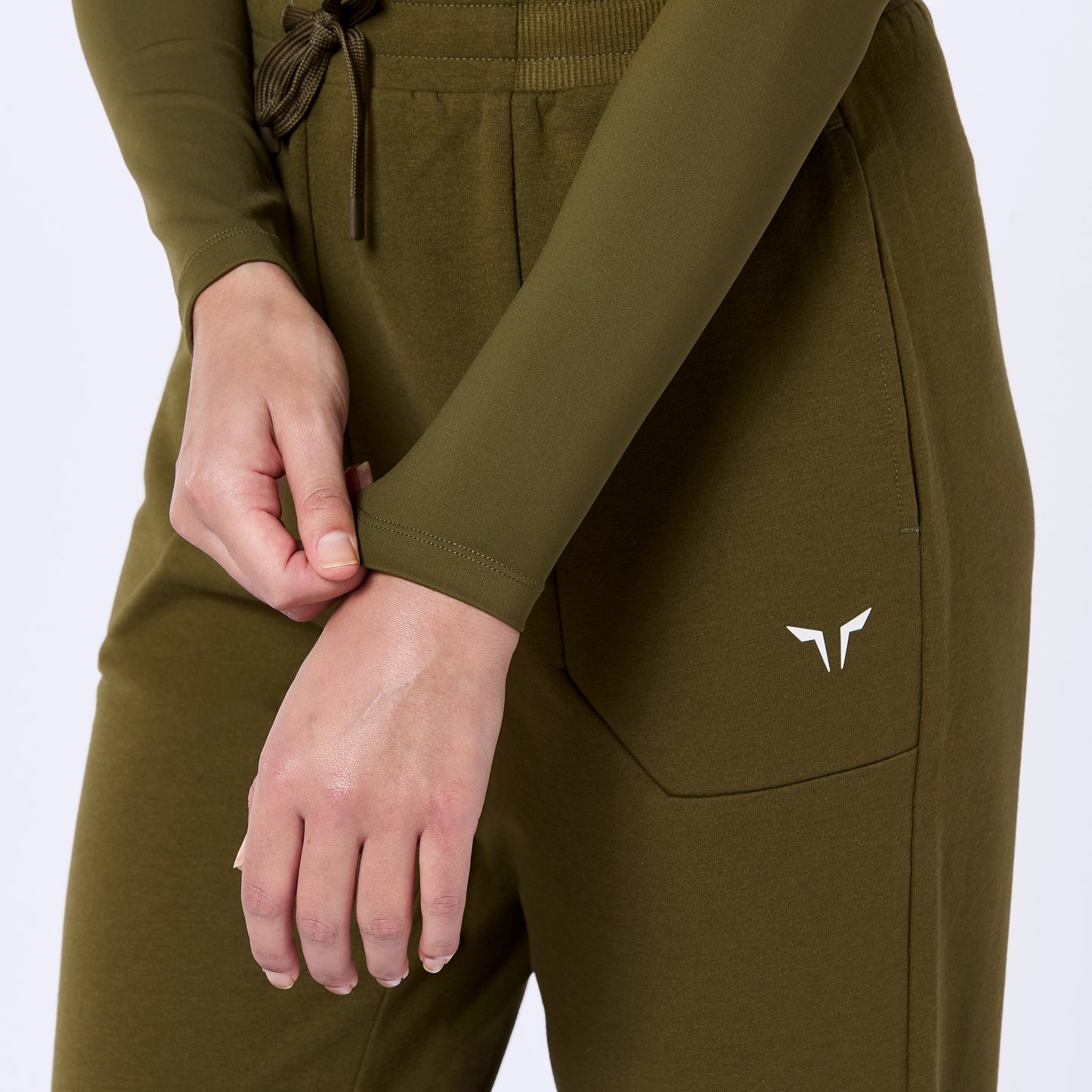 توب ايسينشال واريور 2.0 -زيتوني داكن