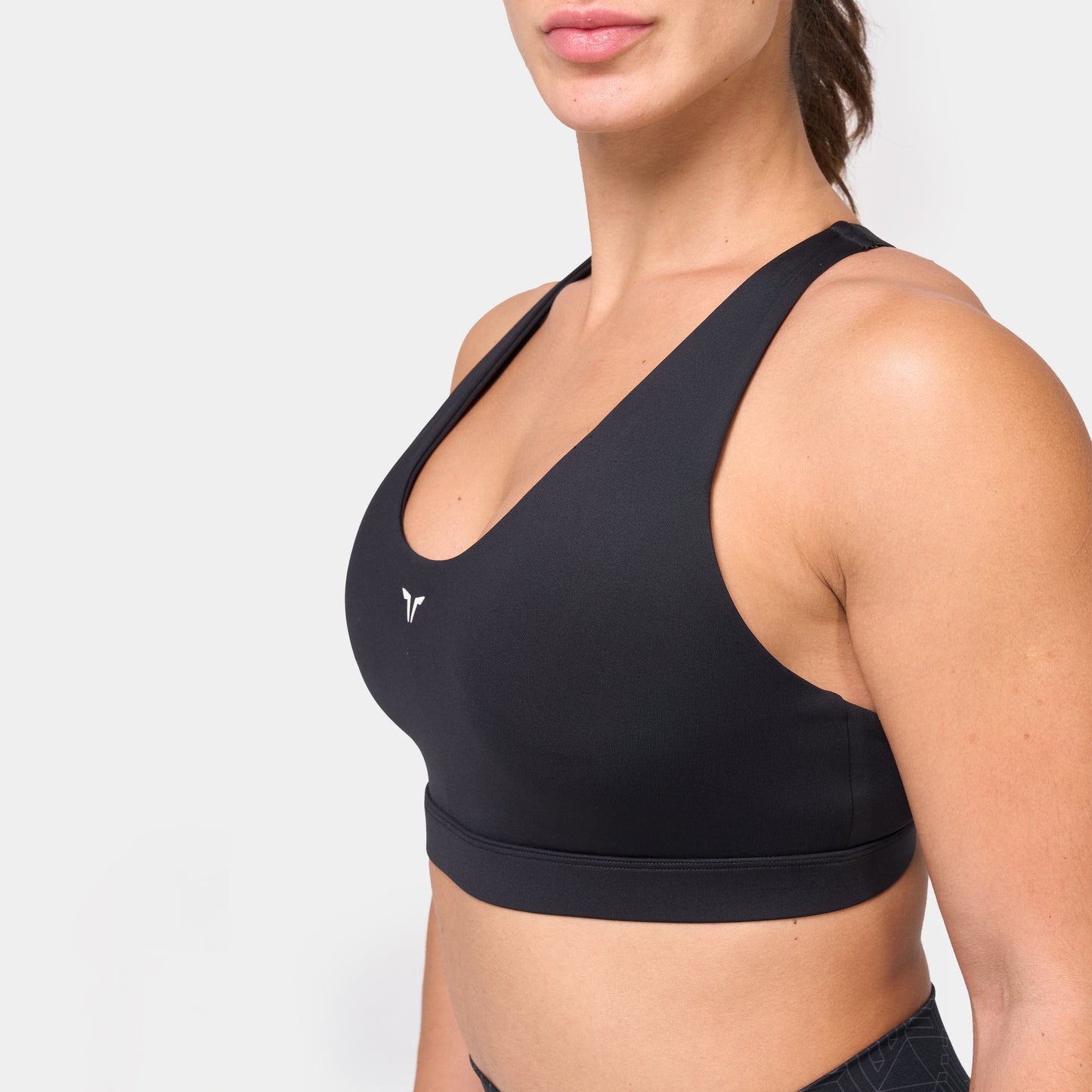  ايسينشال حمالة صدر بحزام خلفي متقاطع قابل للتعديل- أسود