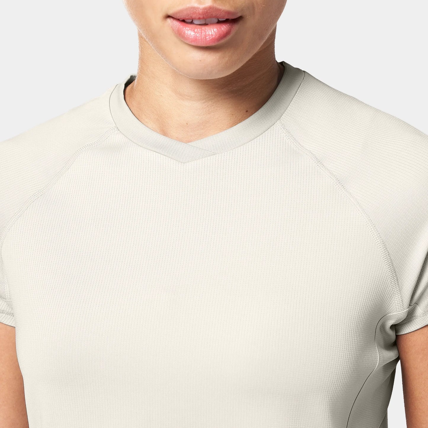 لاب 360° تيشيرت أكت دراي® بفتحة رقبة  V - فضي مطفي