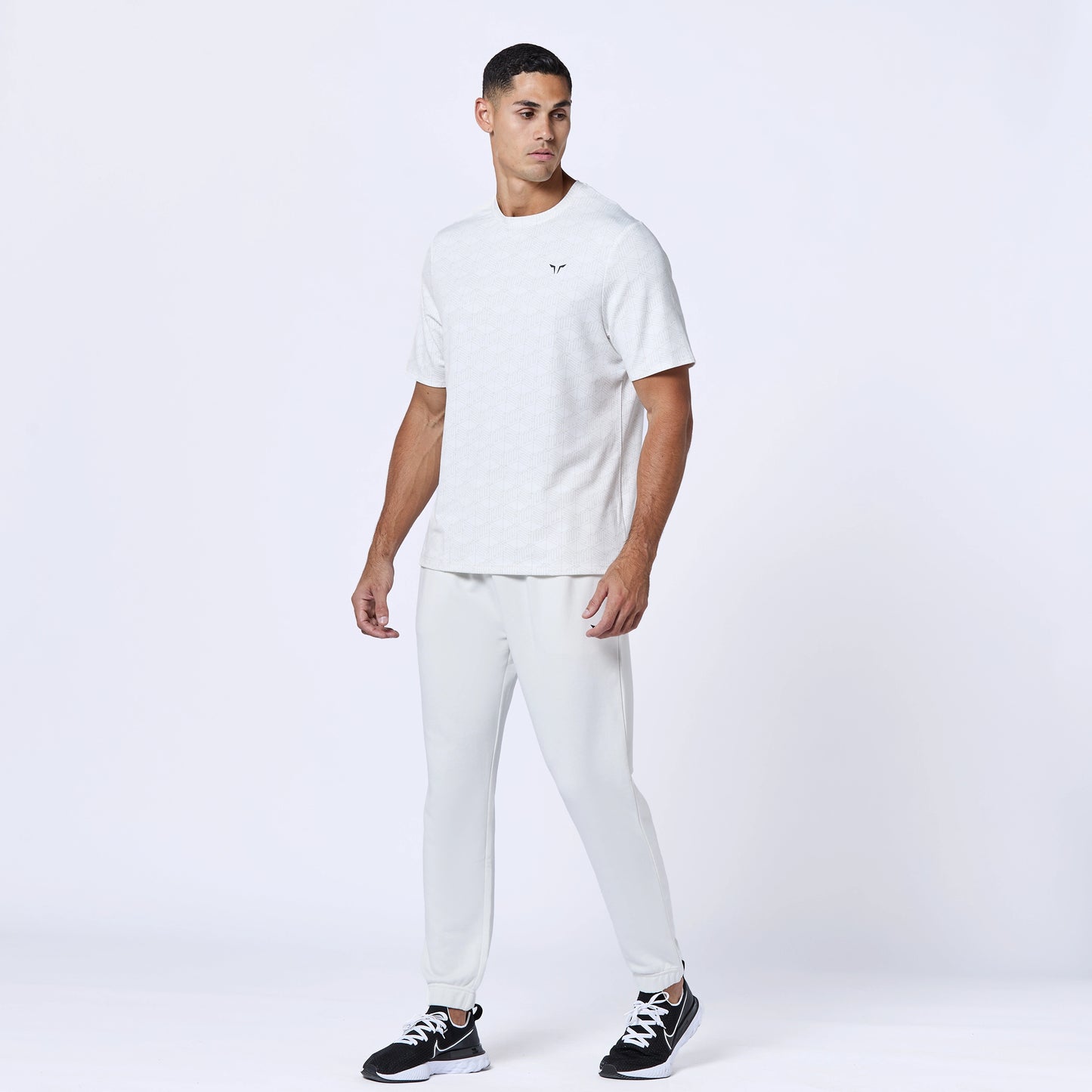 ايسينشال تيشيرت اكتيف -  طبعة أبيض لؤلؤي