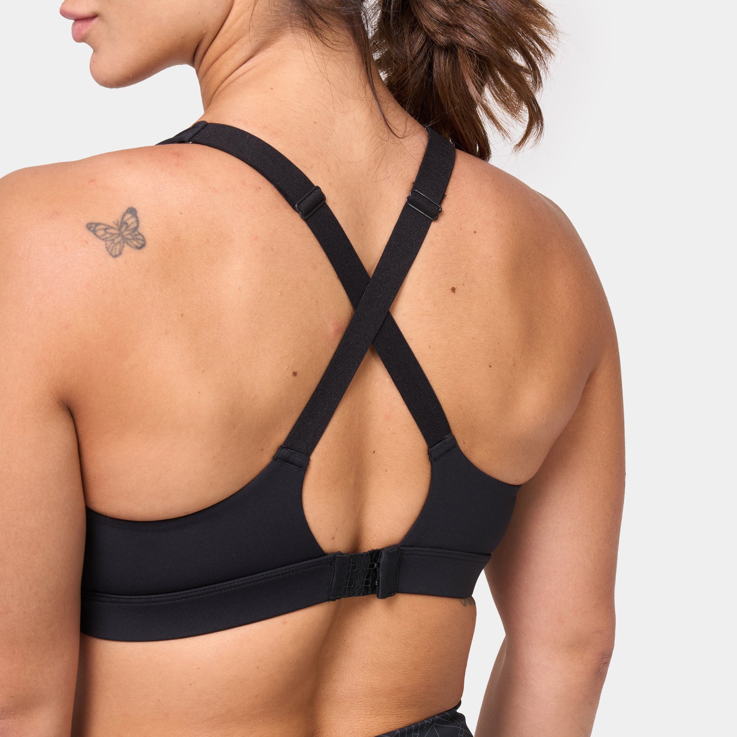  ايسينشال حمالة صدر بحزام خلفي متقاطع قابل للتعديل- أسود