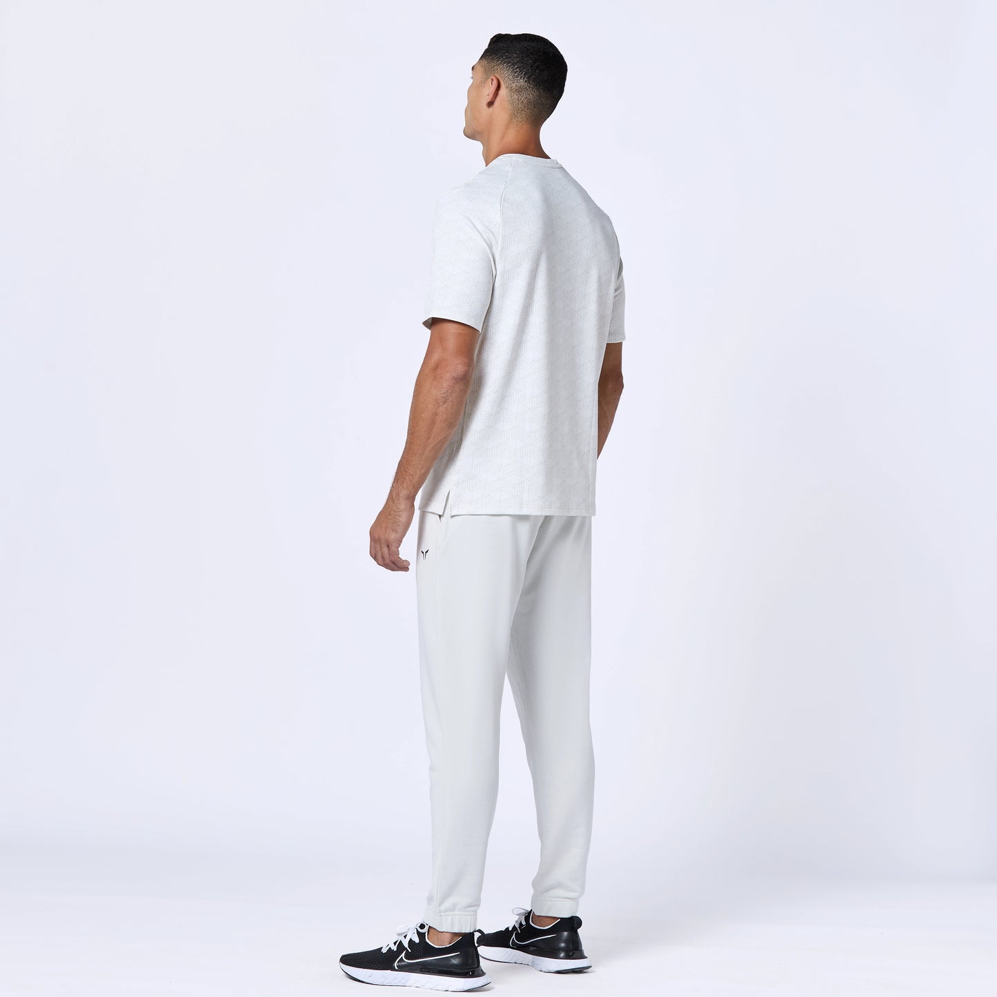 ايسينشال تيشيرت اكتيف -  طبعة أبيض لؤلؤي