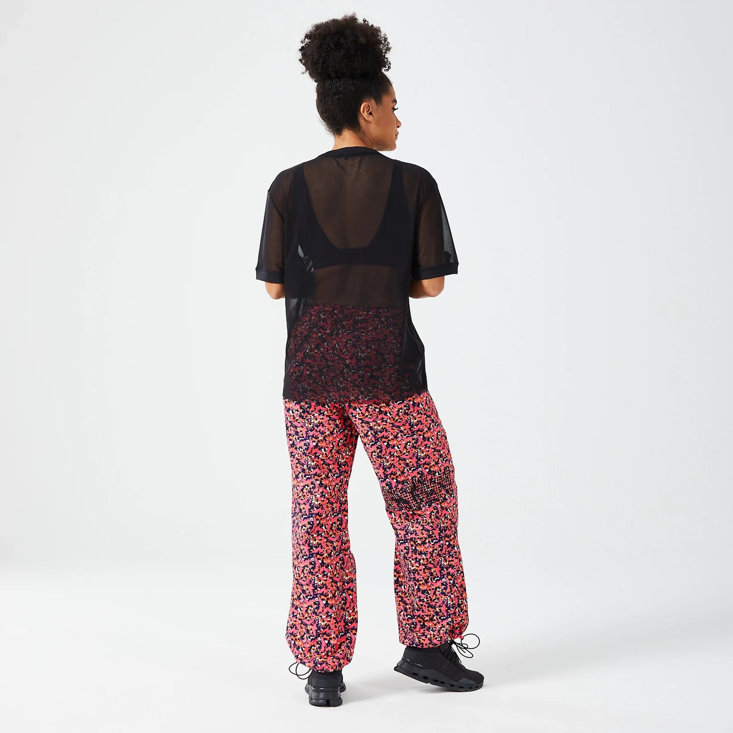 تيشيرت جليتش من قماش شبكي - اسود