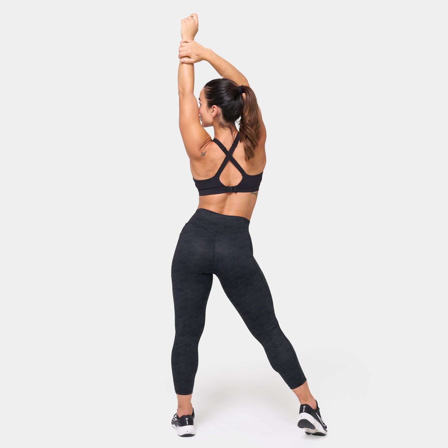  ايسينشال حمالة صدر بحزام خلفي متقاطع قابل للتعديل- أسود