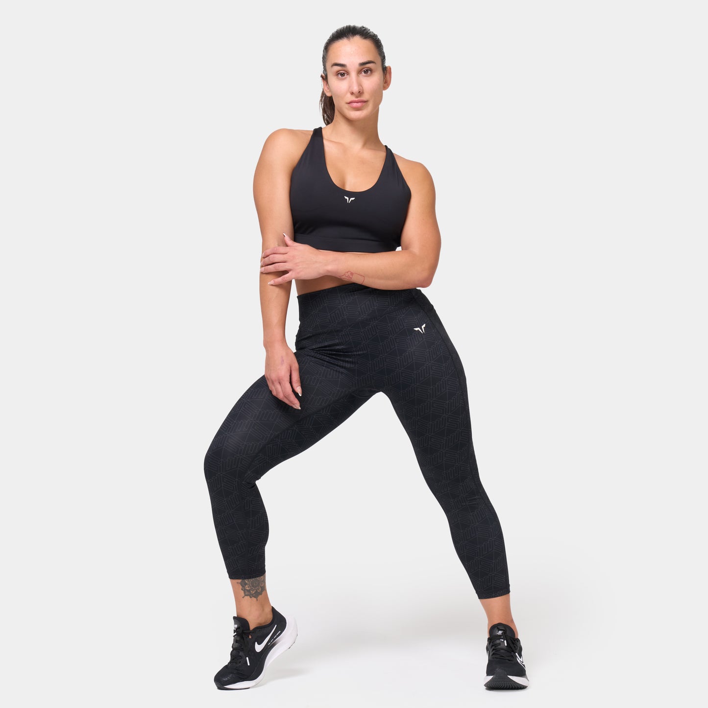  ايسينشال حمالة صدر بحزام خلفي متقاطع قابل للتعديل- أسود