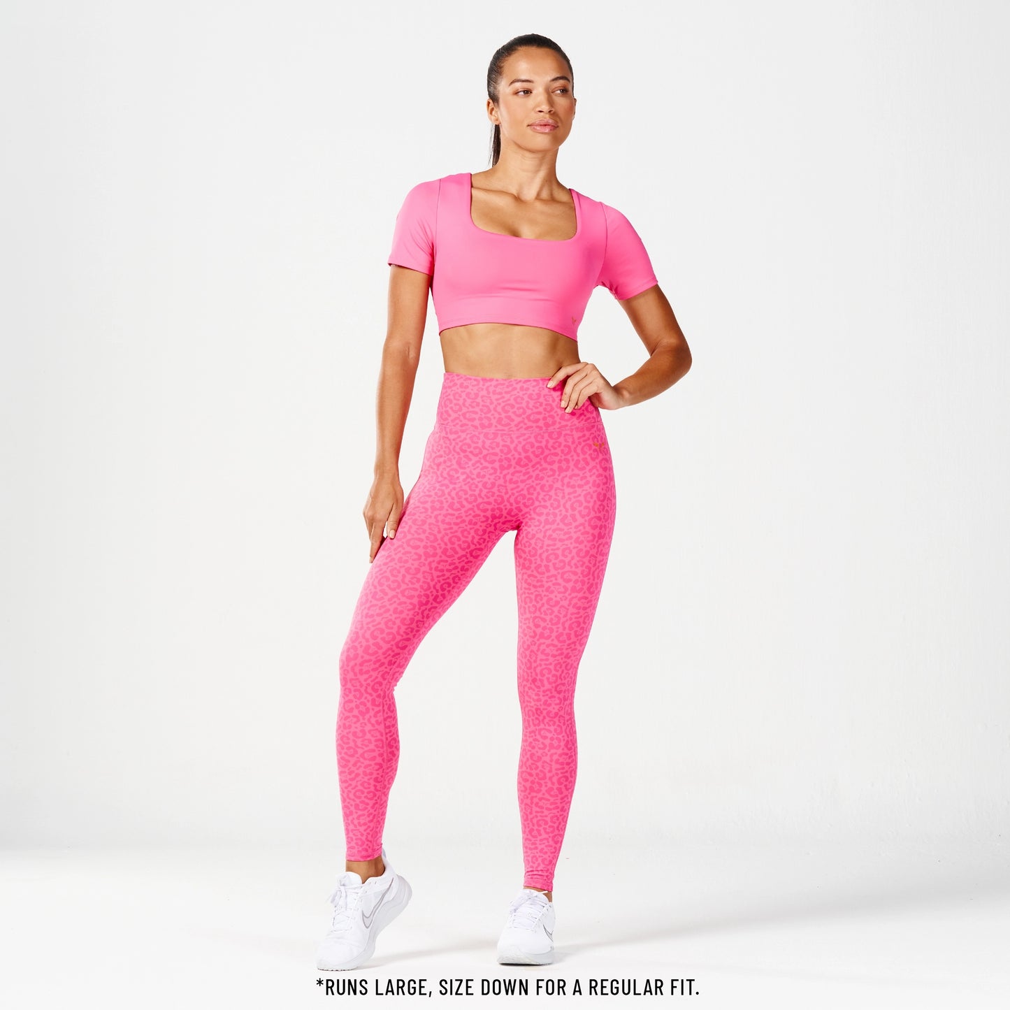 بنطال ضيق أجايل آكت من كور - طبعة وردي فاقع