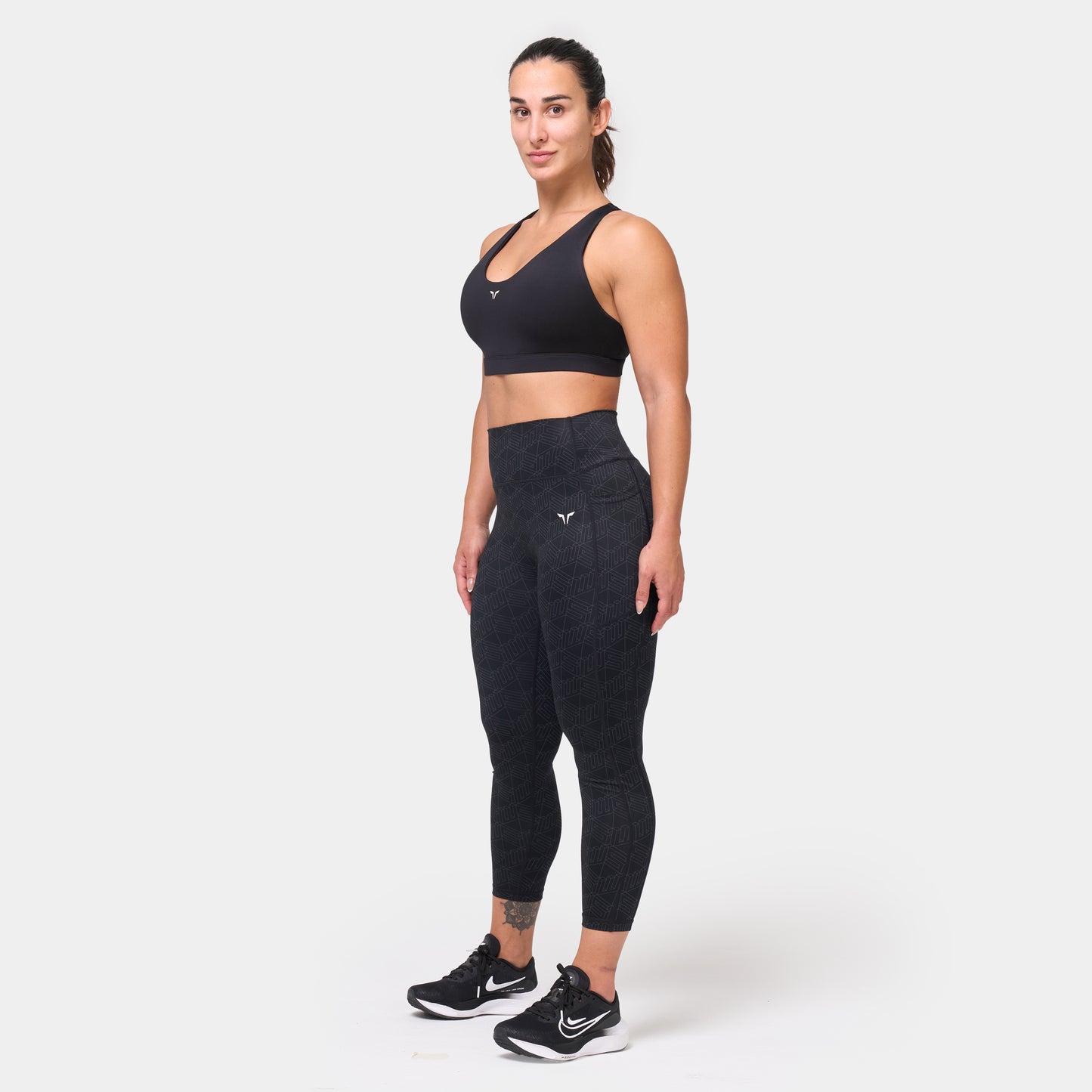  ايسينشال حمالة صدر بحزام خلفي متقاطع قابل للتعديل- أسود