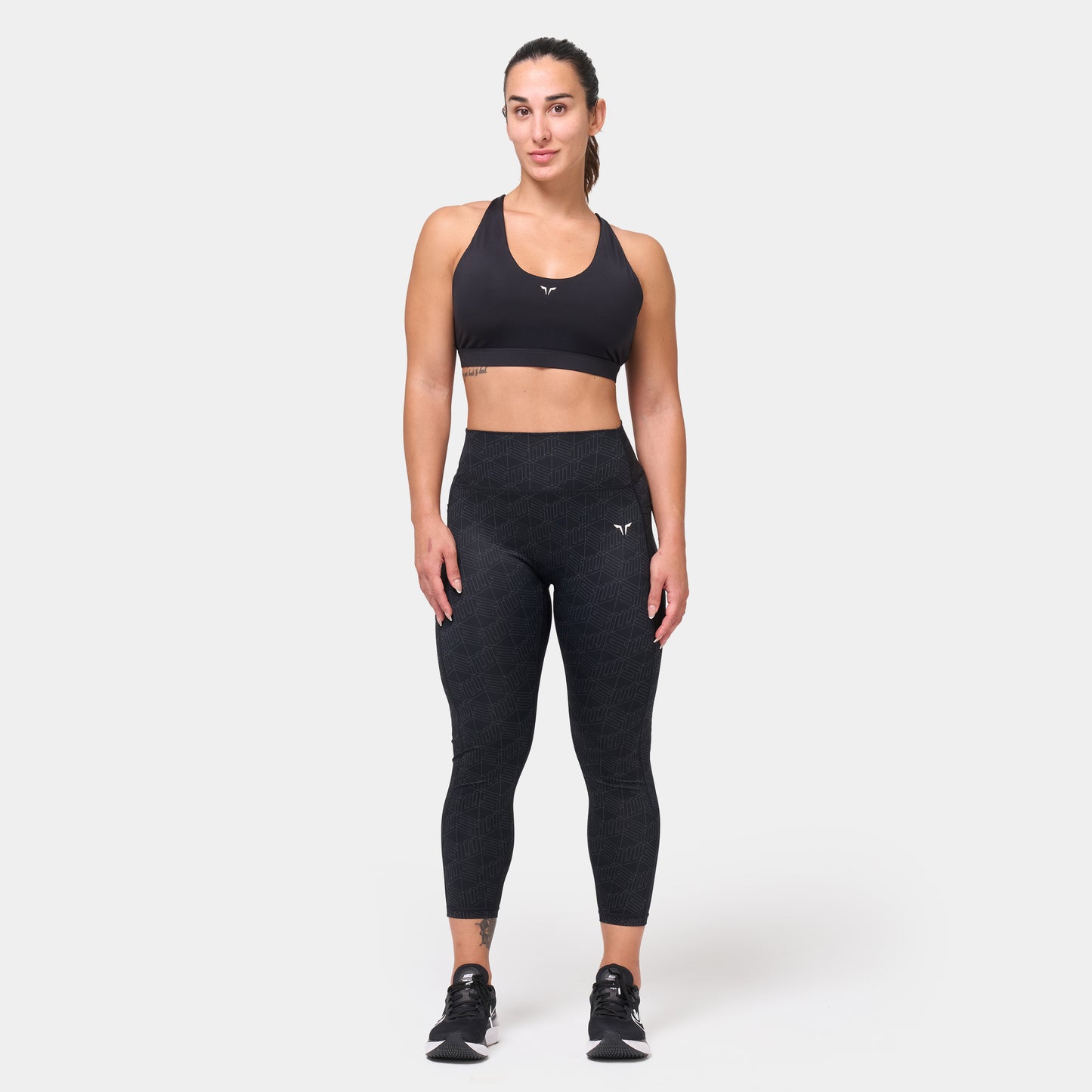  ايسينشال حمالة صدر بحزام خلفي متقاطع قابل للتعديل- أسود