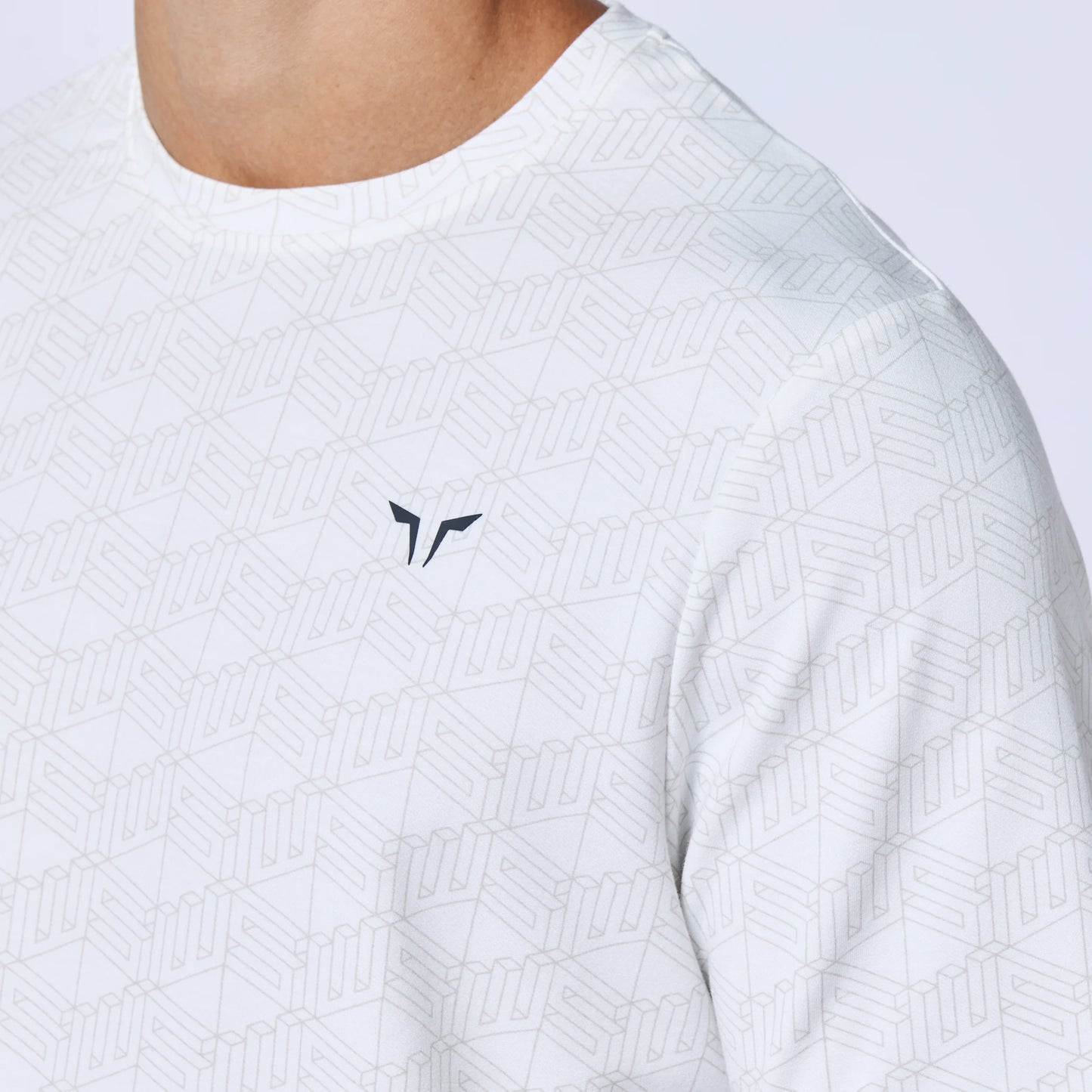 ايسينشال تيشيرت اكتيف -  طبعة أبيض لؤلؤي