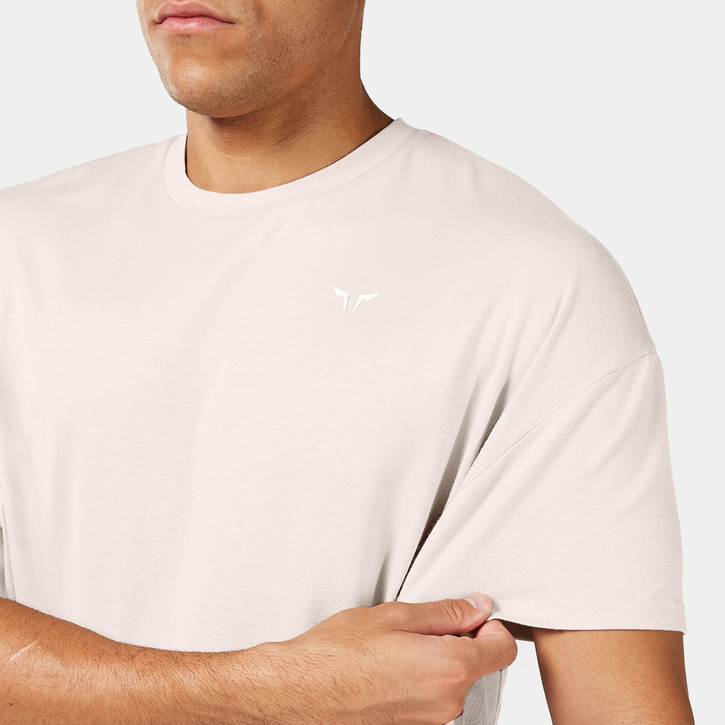 ايسينشال تيشيرت فضفاض - فضي مطفي