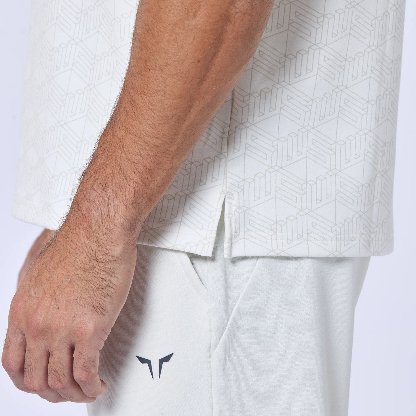 ايسينشال تيشيرت اكتيف -  طبعة أبيض لؤلؤي