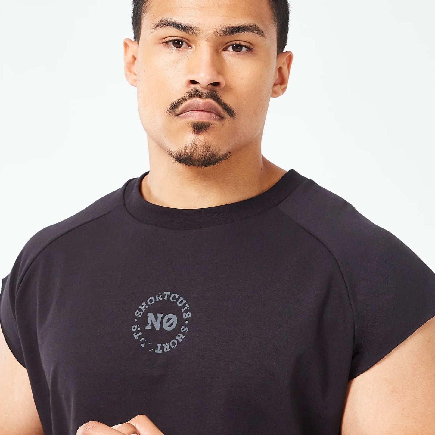 تيشيرت قولدن إيرا ثروباك - أسود