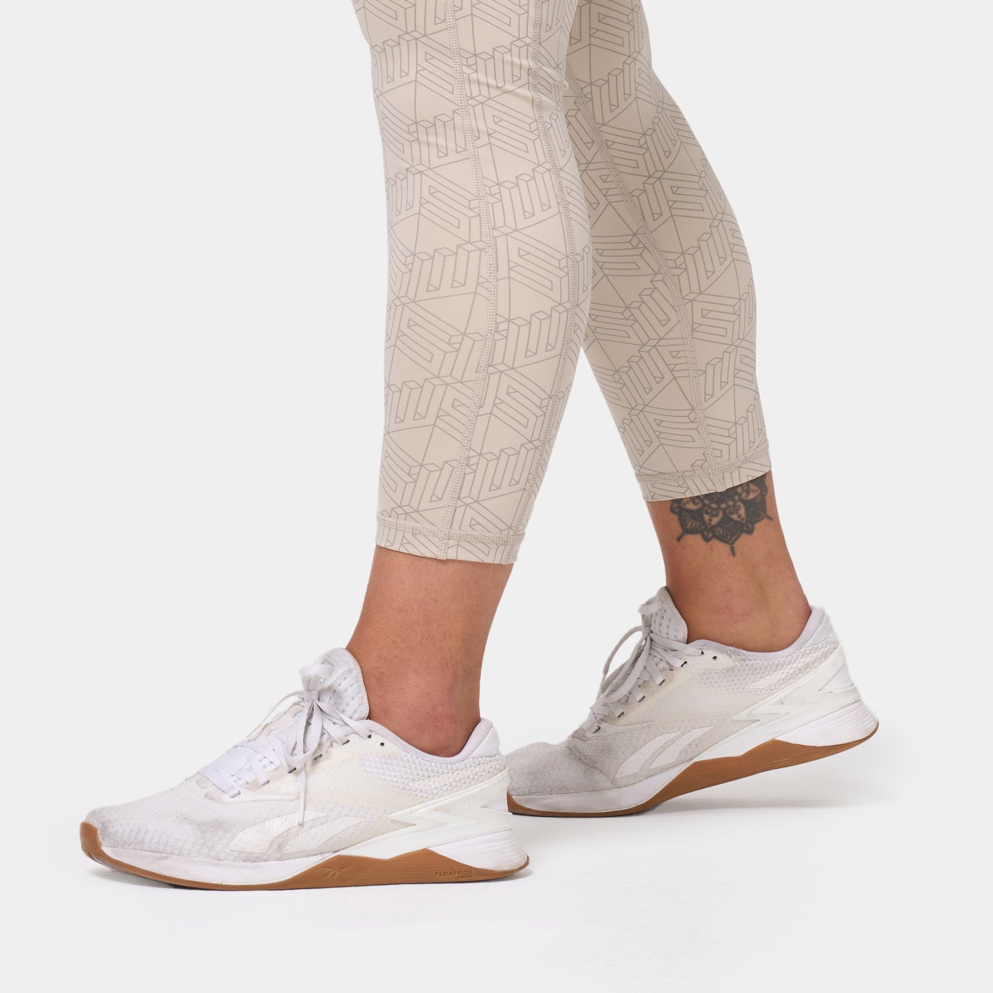 ليقنز جرافيكي 24 انش - طبعة فضي مطفي