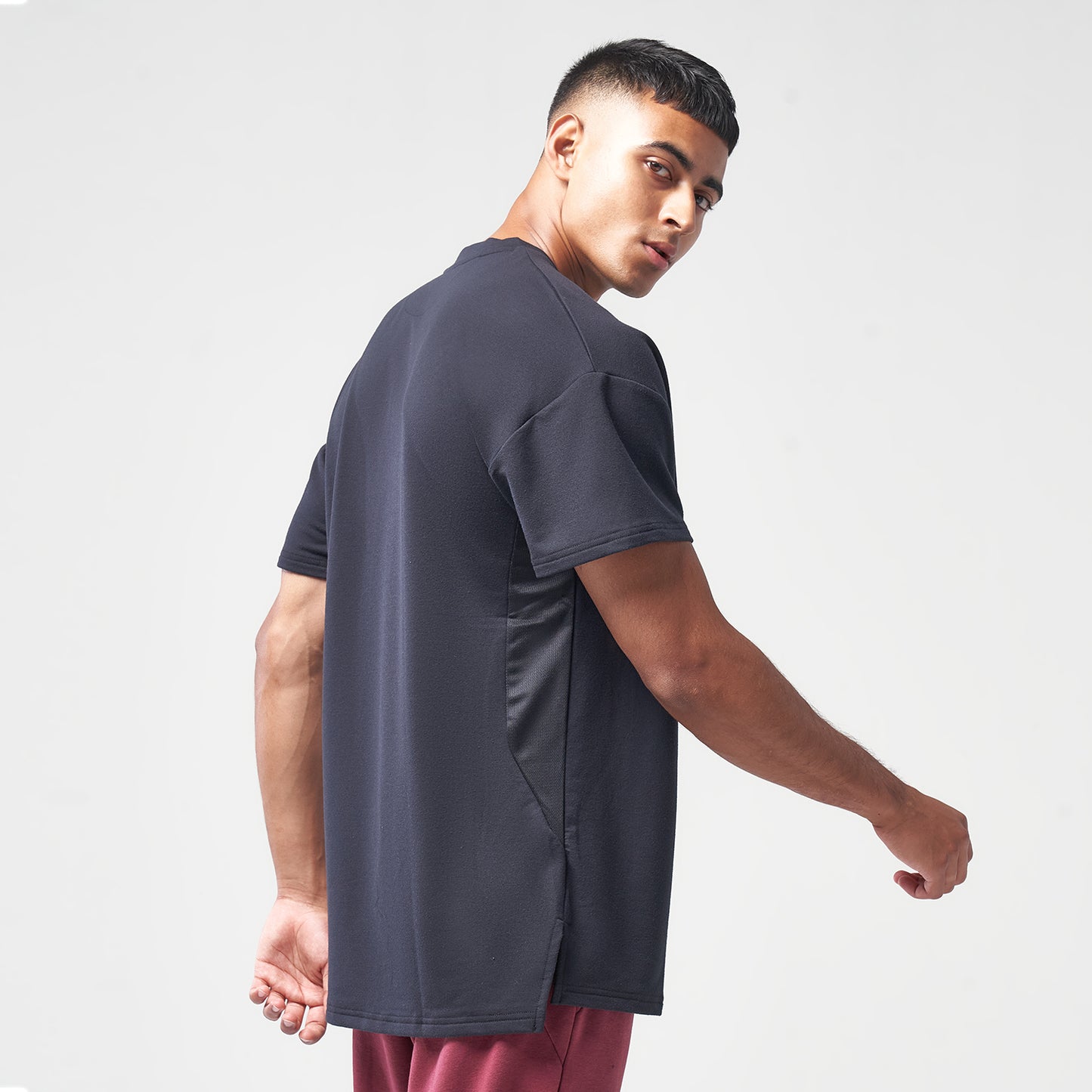 ايسينشال تيشيرت فضفاض -أسود 