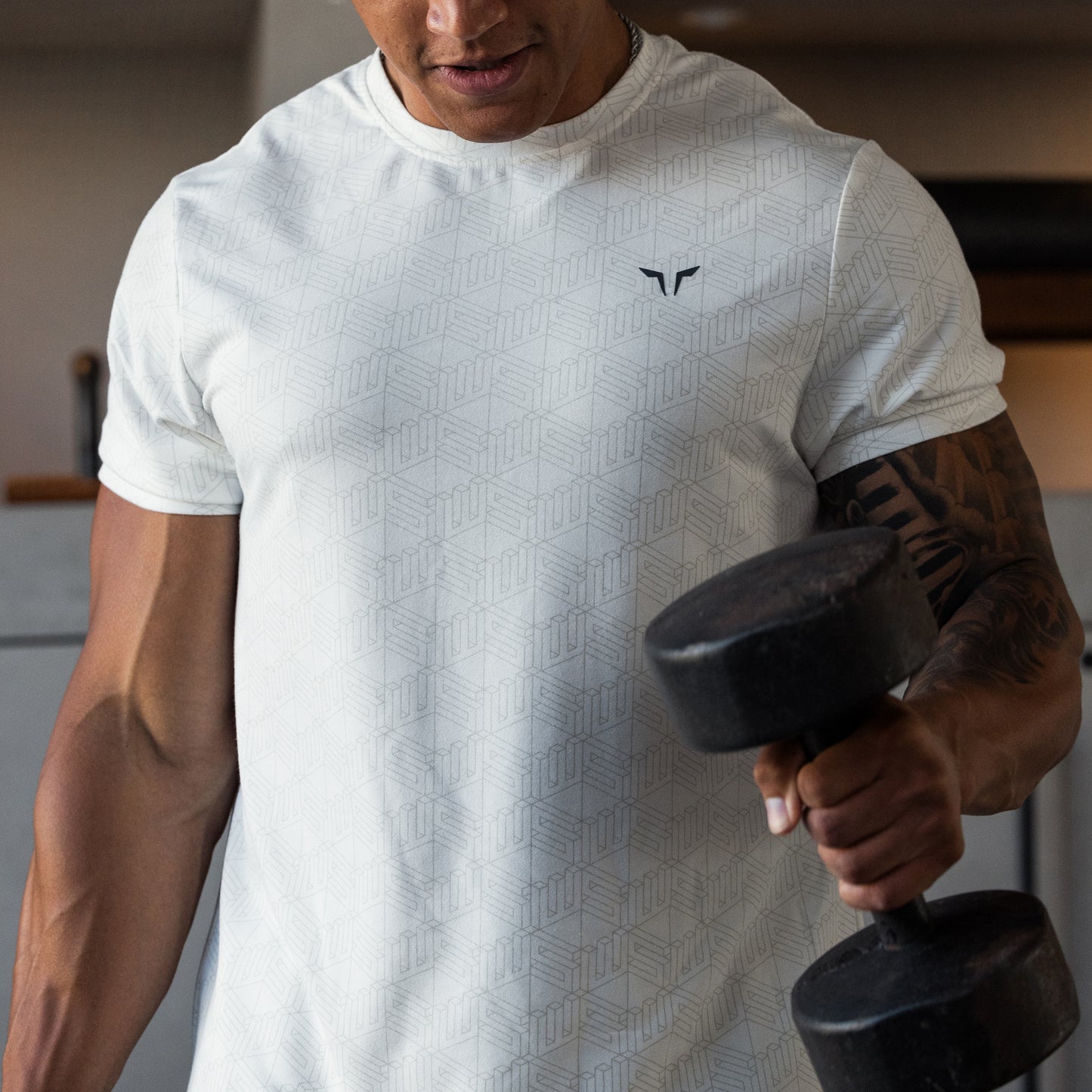 ايسينشال تيشيرت اكتيف -  طبعة أبيض لؤلؤي