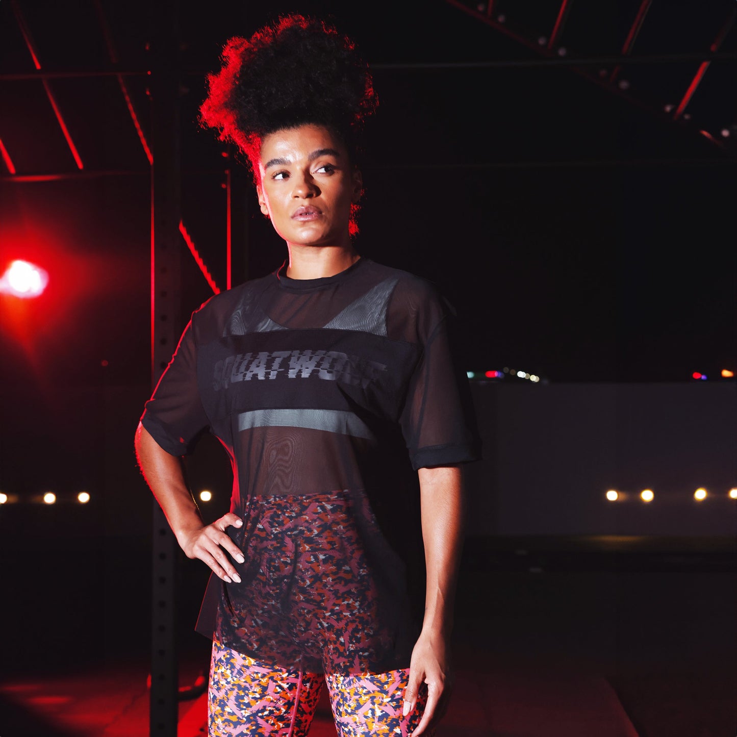 تيشيرت جليتش من قماش شبكي - اسود