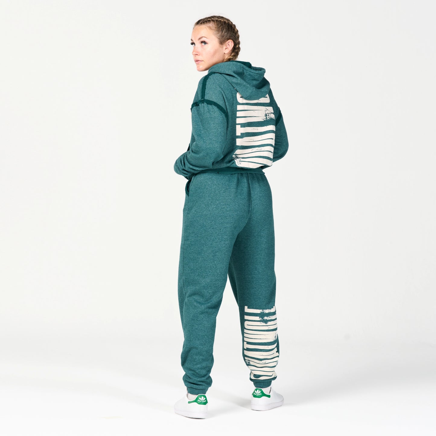 هودي ريتروجرايد مع شعار مطرز- أزرق كلاسيكي مارل