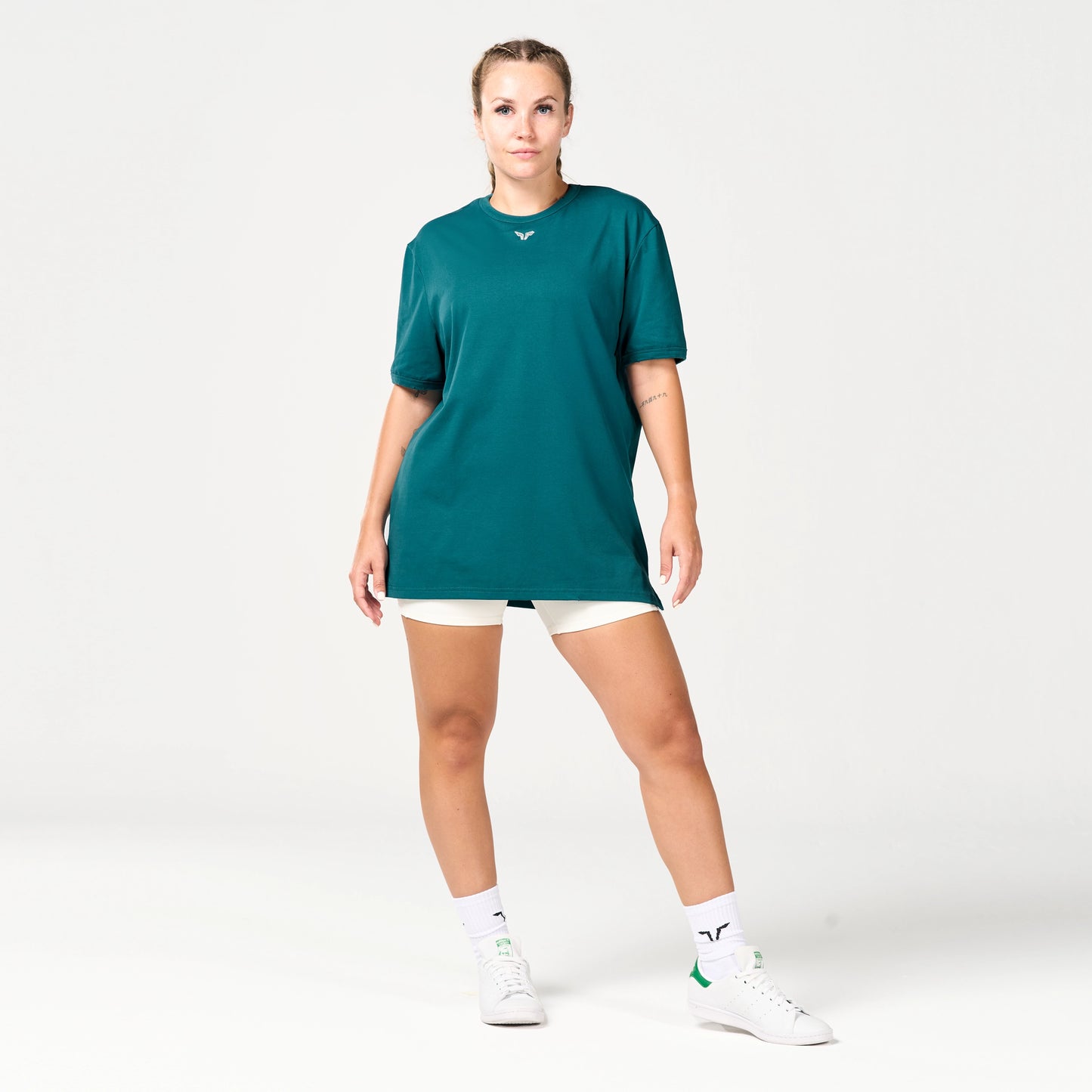 تيشيرت فضفاض مع شعار مطرز- أزرق كلاسيكي مارل