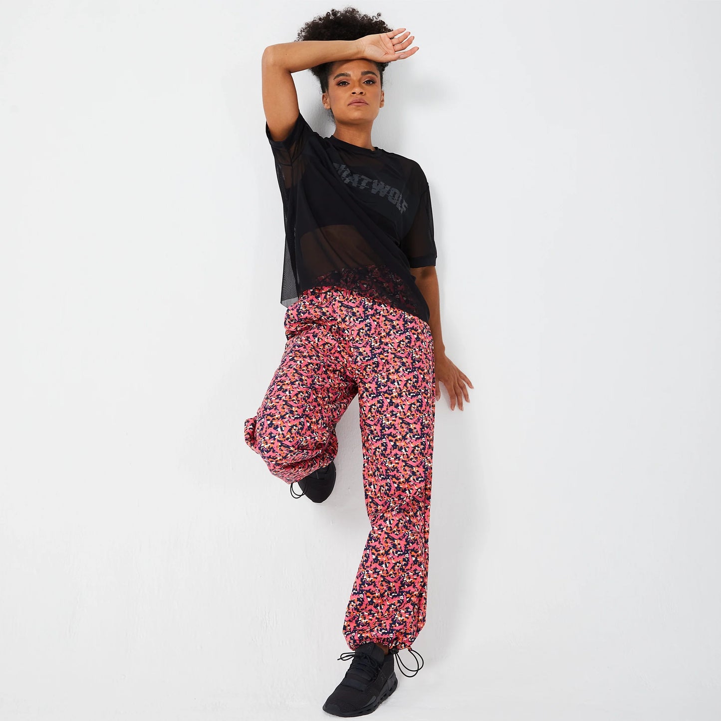 تيشيرت جليتش من قماش شبكي - اسود