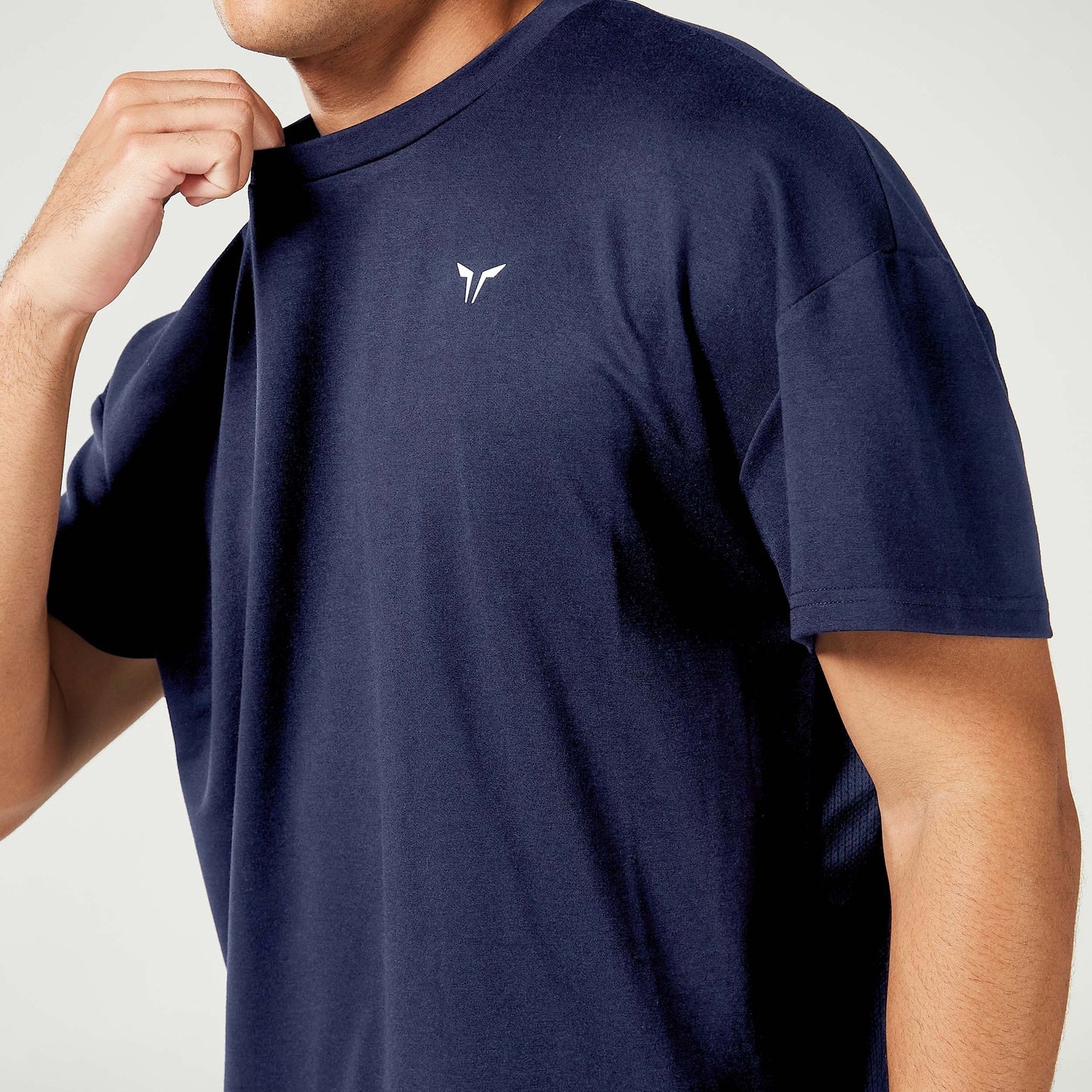 ايسينشال تيشيرت فضفاض- كحلي 