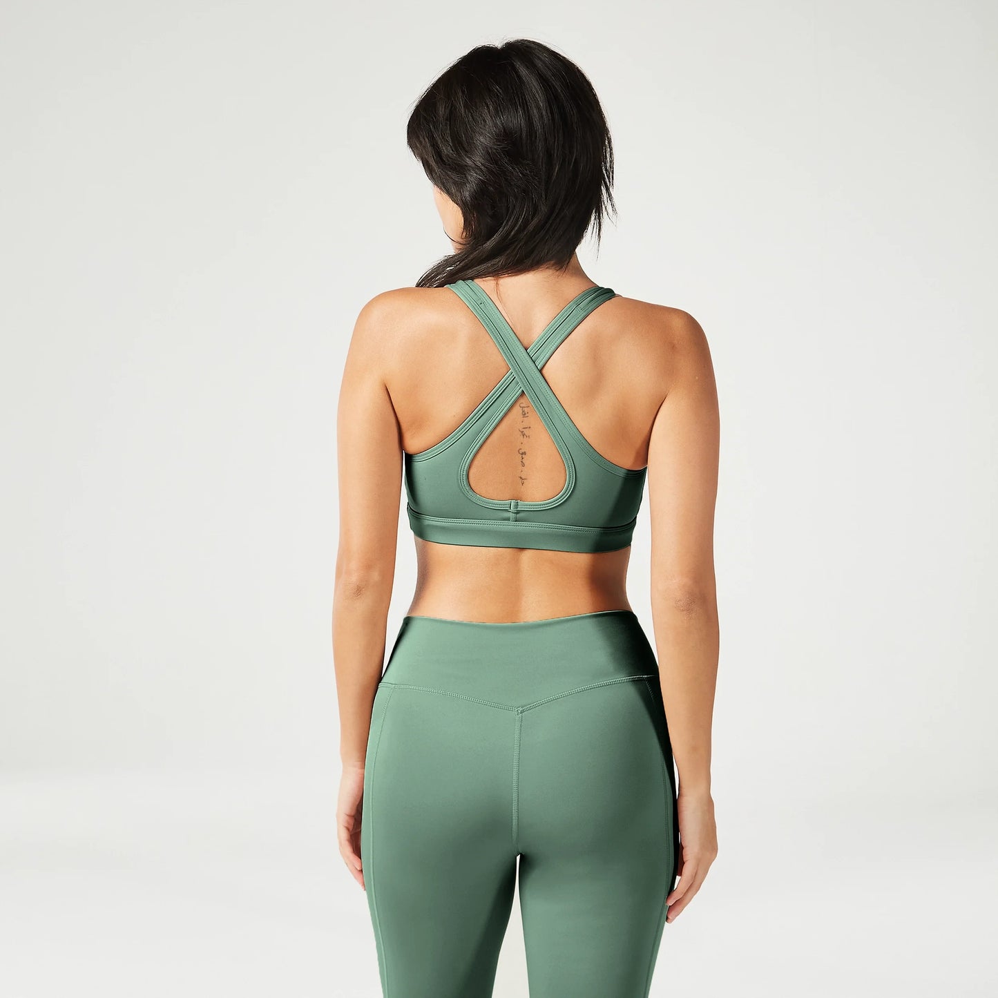 ايسينشال حمالة صدر متوسطة التحمل بتصميم خلفي - أخضر غامق