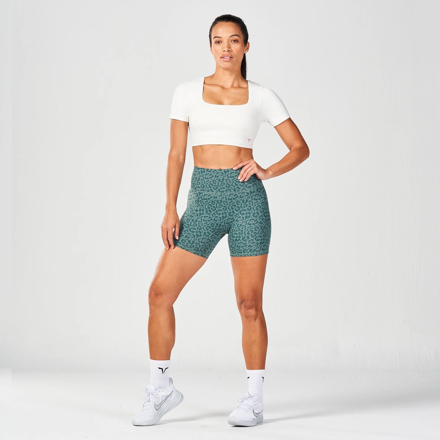 بلوزة بحمالة صدر مدمجة عالية التأثير - أبيض لؤلؤي