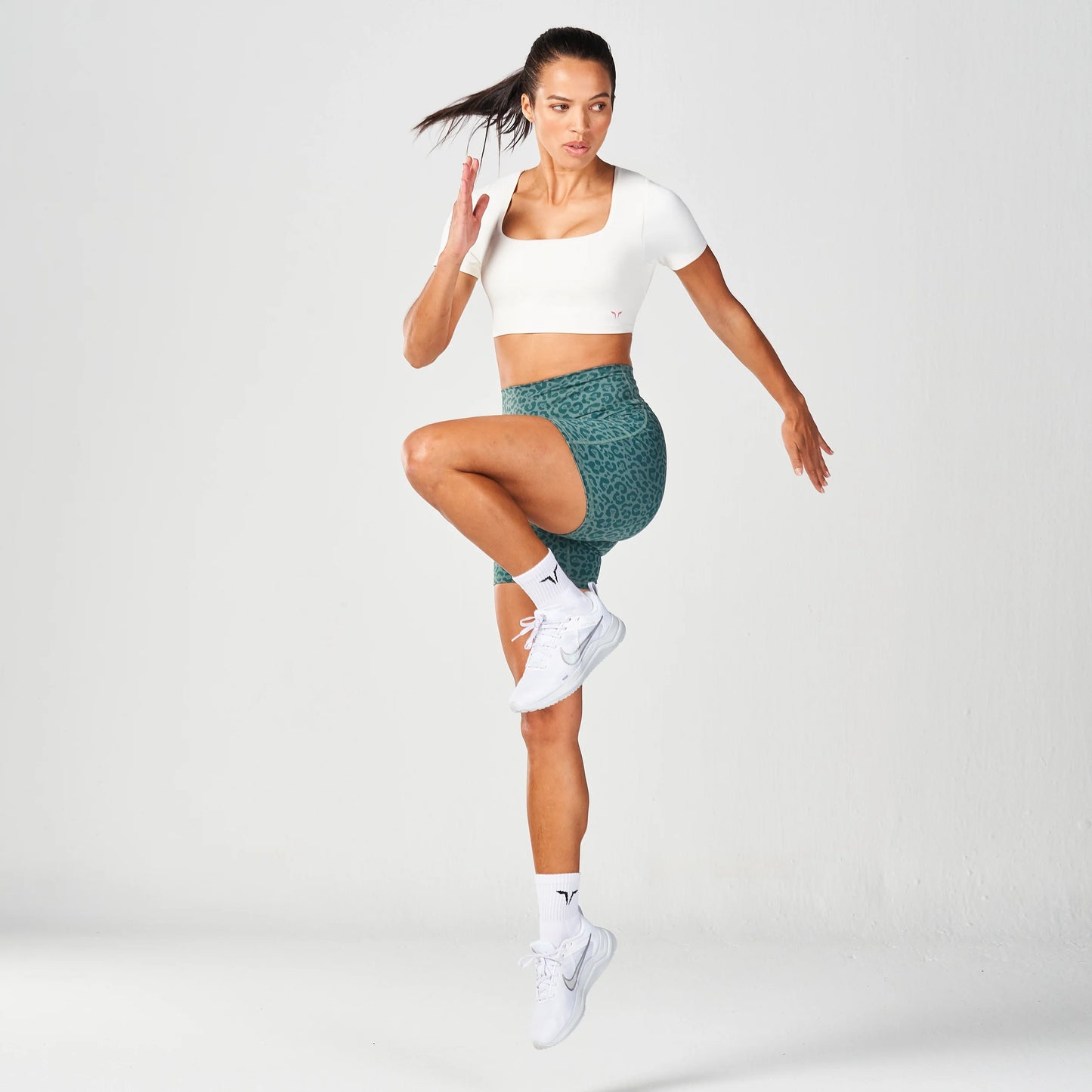 بلوزة بحمالة صدر مدمجة عالية التأثير - أبيض لؤلؤي