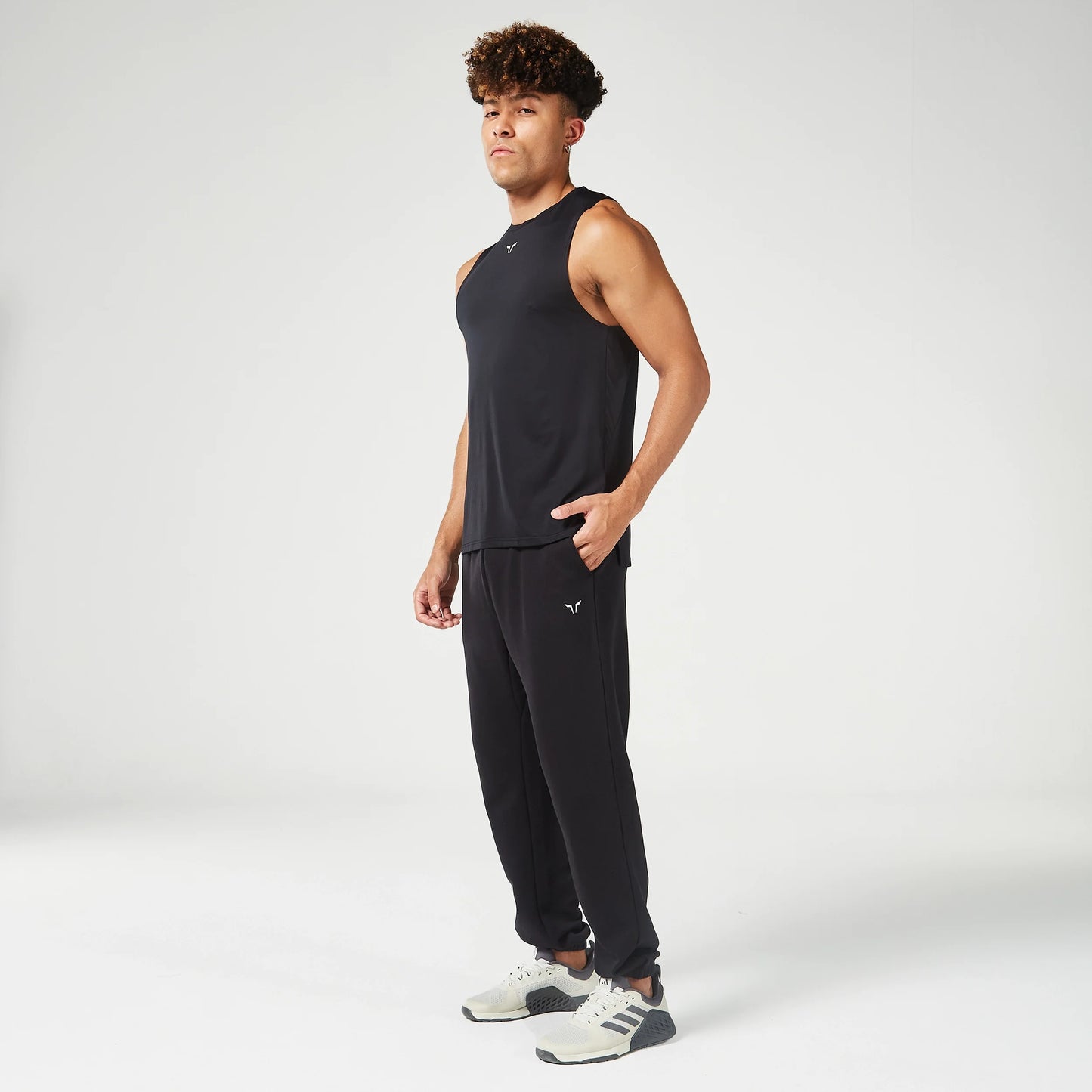 ايسينشال جوقرز للتمرين- أسود