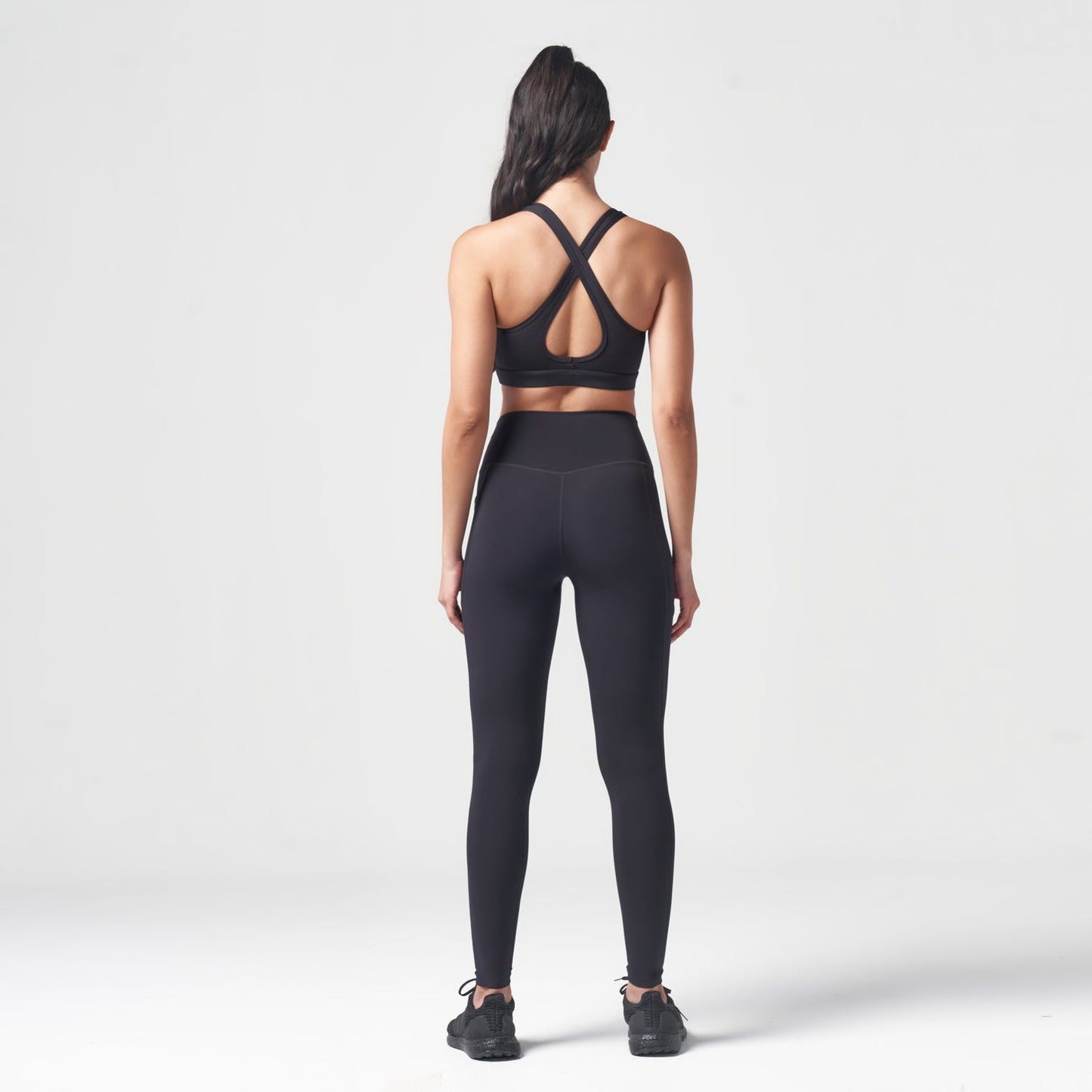 squatwolf-workout-clothes-essential-medium-impact-bra-black-sports-bra-for-gym