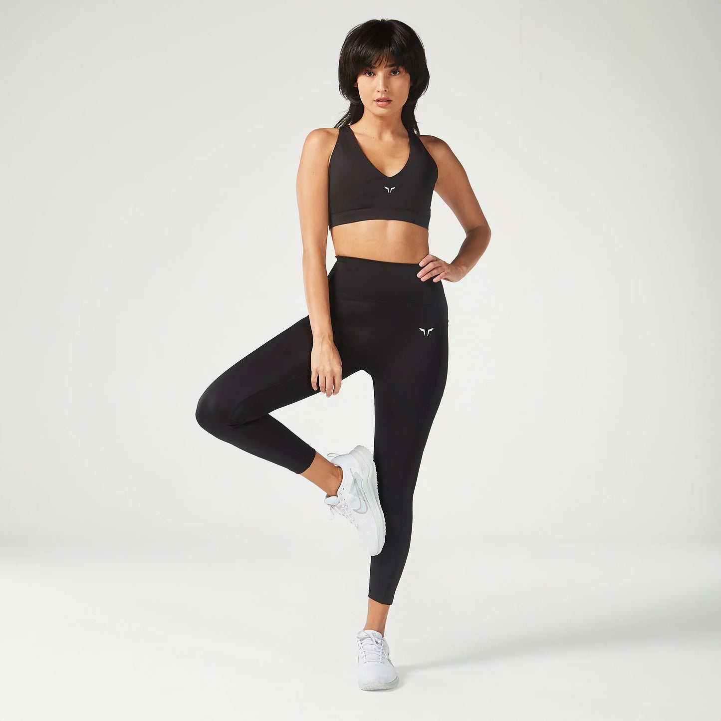 ايسينشال حمالة صدر بتأثير متوسط قابلة للتعديل - أسود