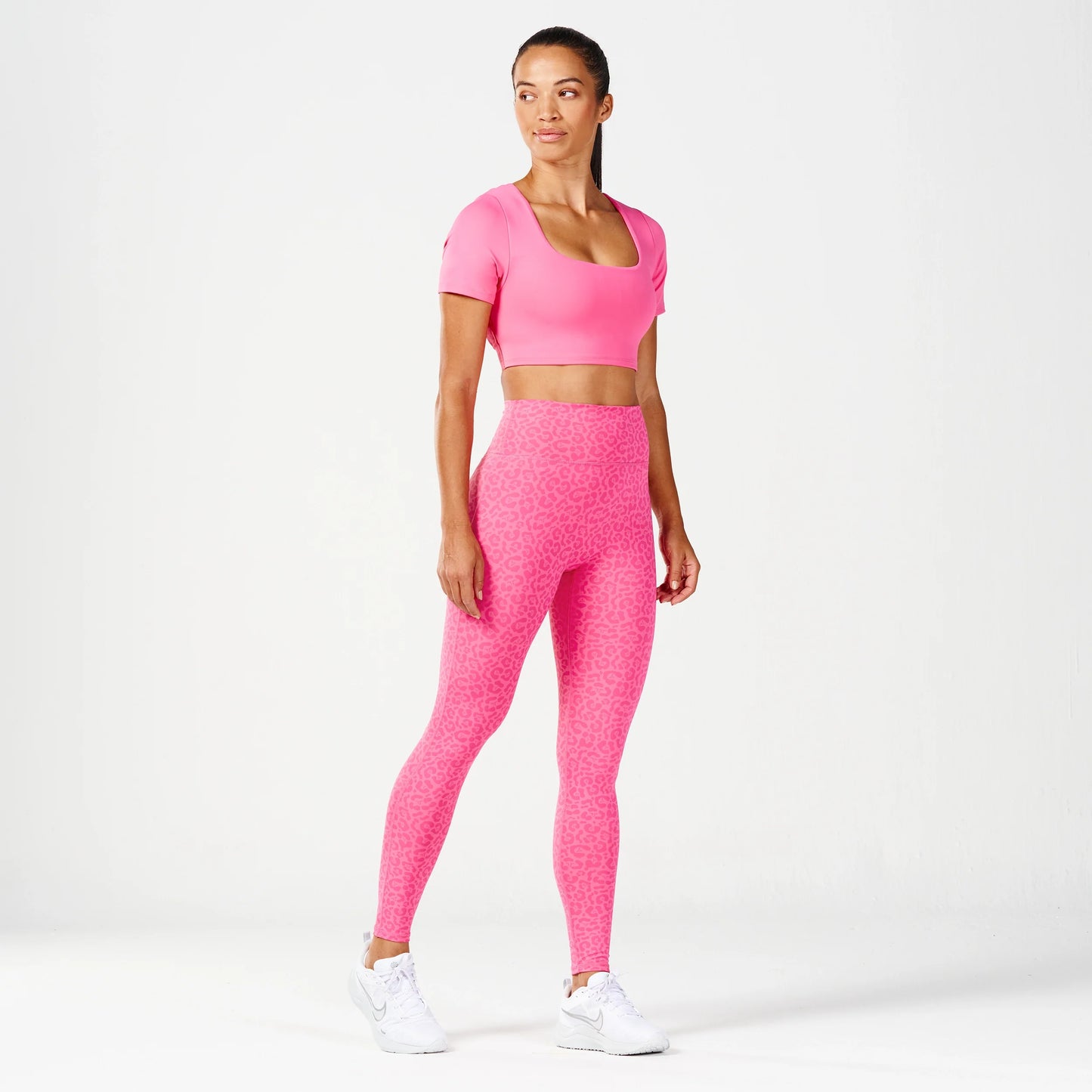 بلوزة بحمالة صدر مدمجة عالية التأثير - وردي فاقع