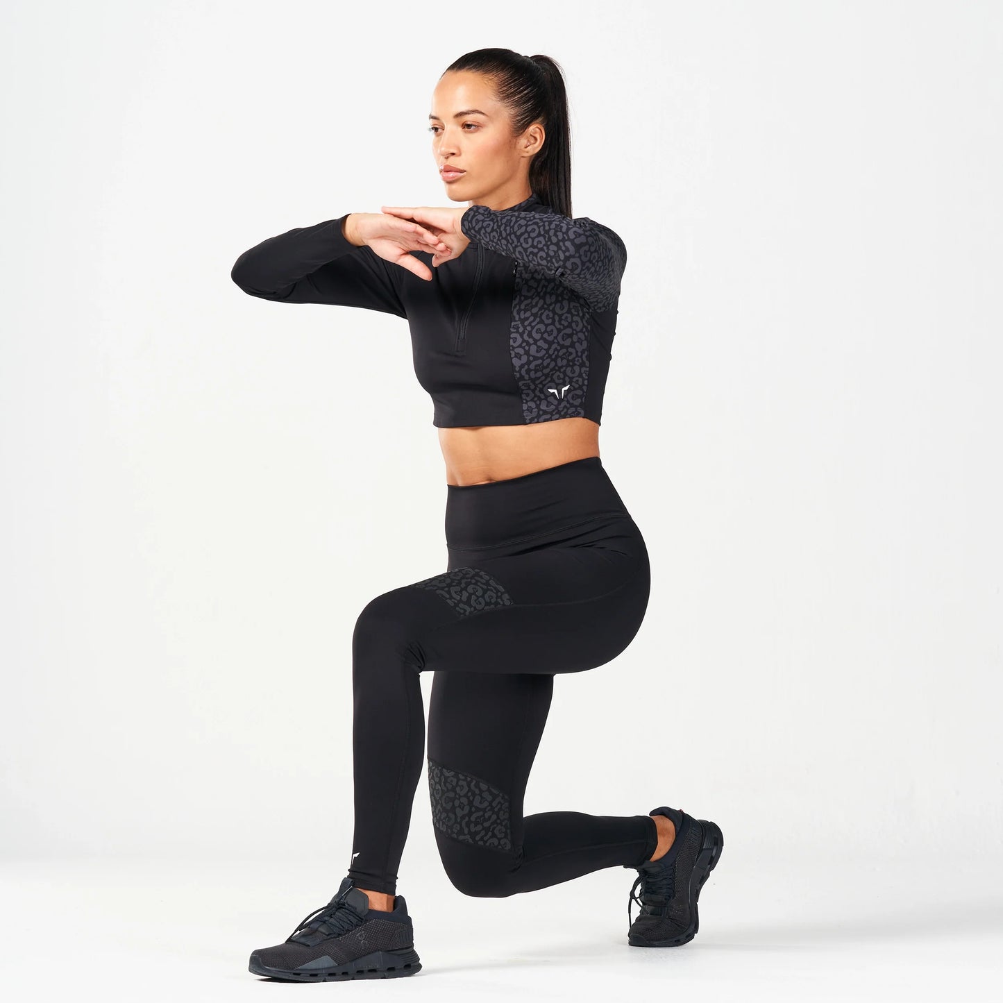 بلوزة أنتيمد بربع سحاب - طبعة سوداء