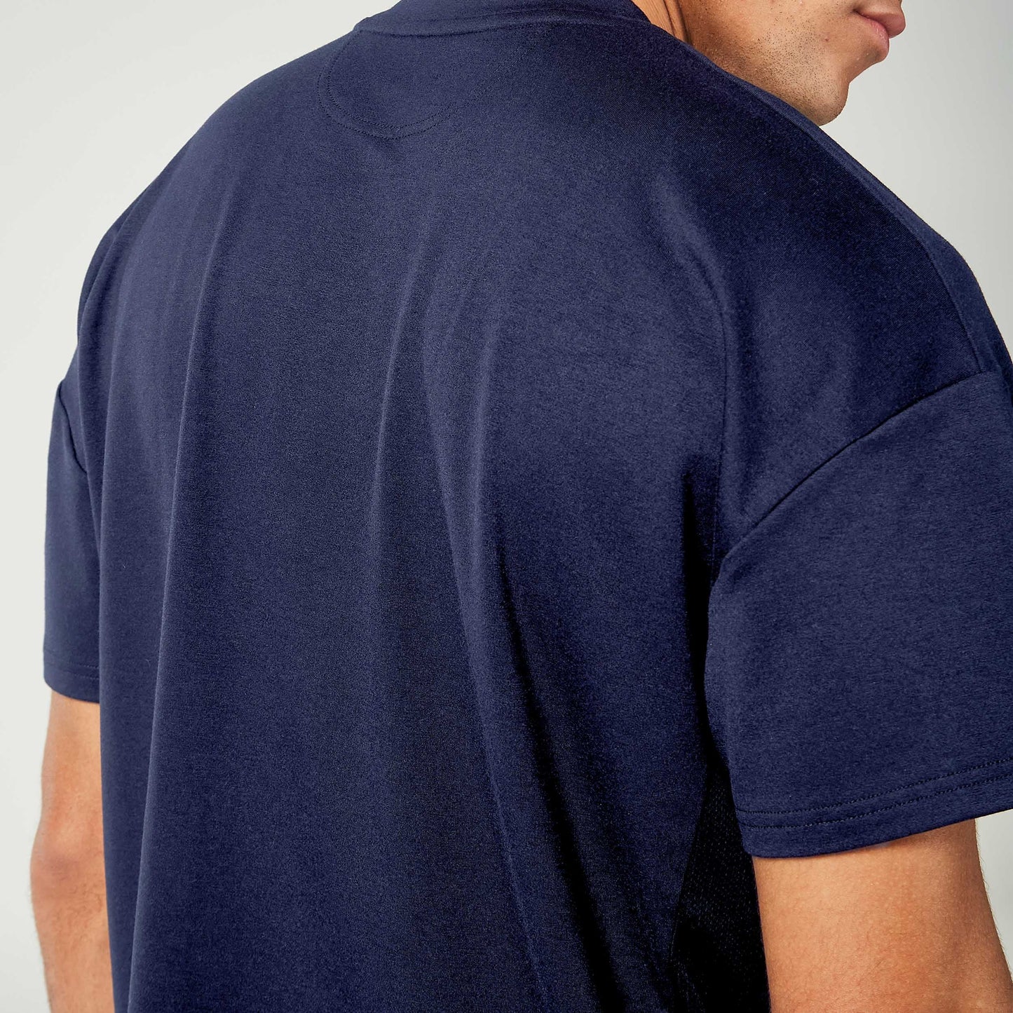 ايسينشال تيشيرت فضفاض- كحلي 