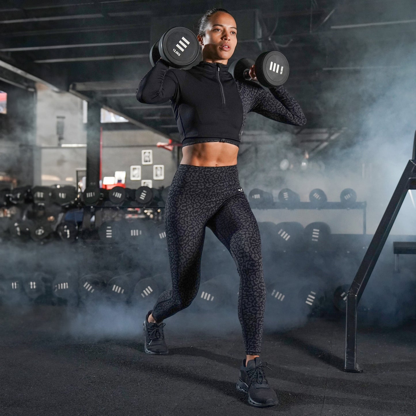 بلوزة أنتيمد بربع سحاب - طبعة سوداء