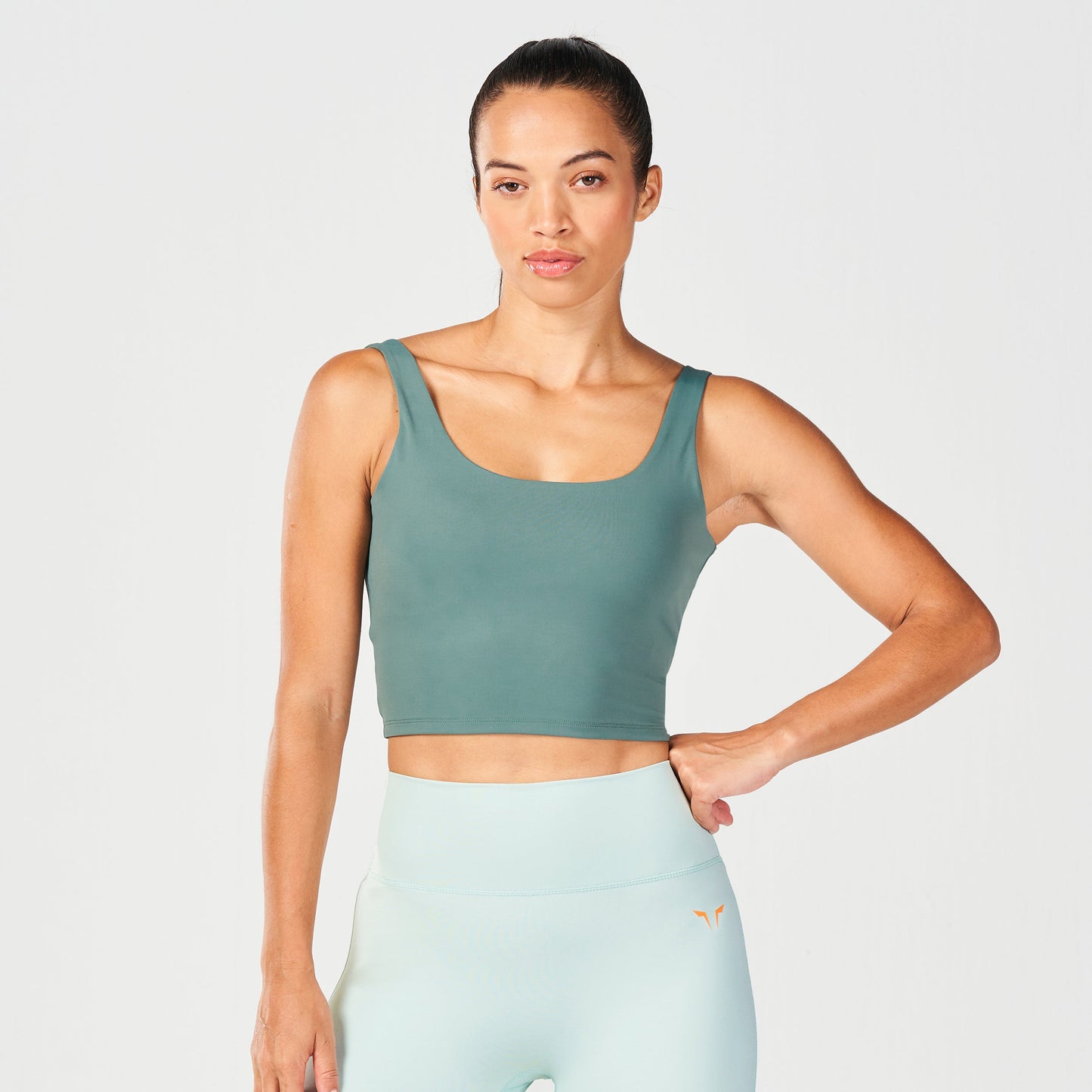 بلوزة بيرفورمانس برامي - أخضر غامق